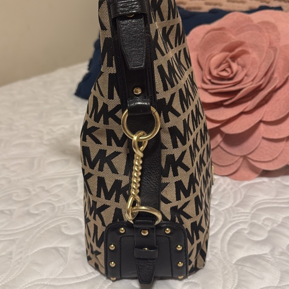 Michael Kors Large Shoulder Bag - Picture 4 of 9